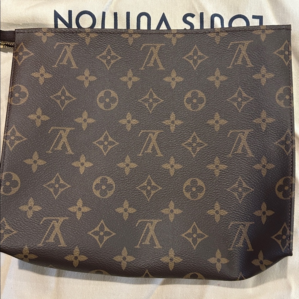 Louis Vuitton Discontinued NEW Poche Toilet 26 
Toiletry Bag Monogram - Picture 3 of 7